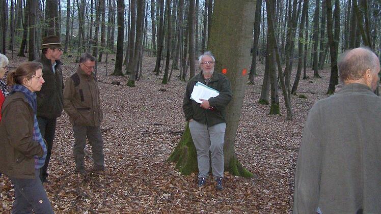 Forstingenieur Jochen Manke erläutert den Oberleichtersbacher Gemeinderäten wichtige Konzepte für den Waldbau.  Foto: Wolfgang Saam