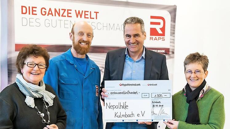 Sigrid Daum (Nepalhilfe), Peter Geißler (Betriebsratsvorsitzender), Florian Knell (Geschäftsführer) und Sonja Promeuschel (Nepalhilfe) bei der Spendenübergabe Foto: privat