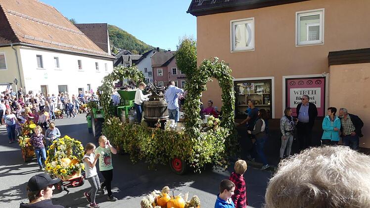 Viele Besucher säumten den Weg. Foto: Paul Pöhlmann