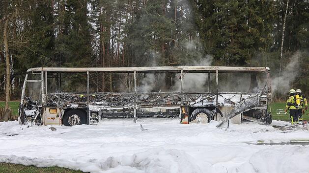 Nahe Kulmbach brennt derzeit ein Bus.  Foto: Merzbach/NEWS5