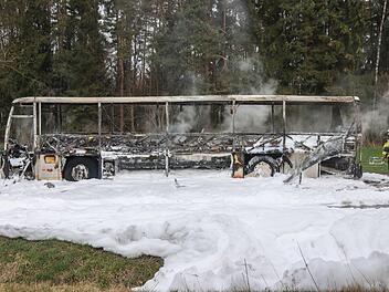 Nahe Kulmbach brennt derzeit ein Bus.  Foto: Merzbach/NEWS5