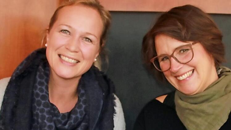 Birgit Six (links) und Claudia Görde mit ihrem soeben erschienenen Kinderbuch Foto: Matthias Einwag