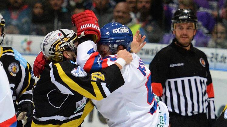 Platz 3:  Beim Eishockey-Derby zwischen Bayreuth und Selb kochen die Emotionen  oft  hoch. Hier lassen der  Bayreuther Robert Peleikis  (links) und  Eric  Neumann die Fäuste fliegen.   Foto: Peter Mularczyk