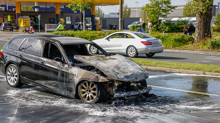 Auto Gerät in Brand: Starke Einschränkungen im Feierabendverkehr