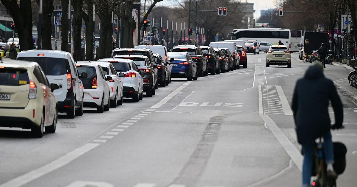 Nahverkehrs-Warnstreik-sorgt-f-r-Staus-in-den-gro-en-St-dten