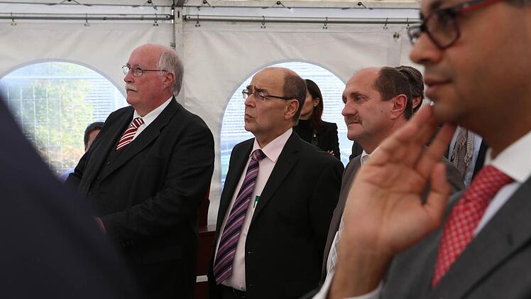 Auch Michael Sen (rechts) ist mehr als zufrieden. Der Siemens-Manager hat in Oberfranken sein Abitur gemacht.