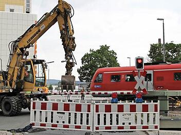 Der Bahnübergang in der Kronacher Straße ist gesperrt. Die Deutsche Bahn lässt Gleis-Sanierungsarbeiten durchführen. Fotos: Alexander Hartmann