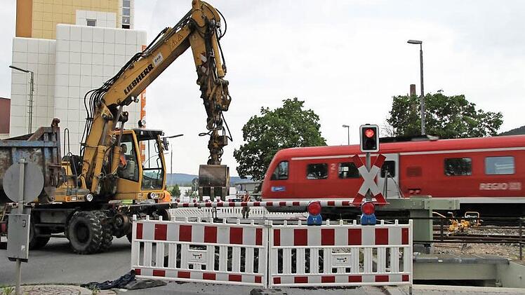 Der Bahnübergang in der Kronacher Straße ist gesperrt. Die Deutsche Bahn lässt Gleis-Sanierungsarbeiten durchführen. Fotos: Alexander Hartmann