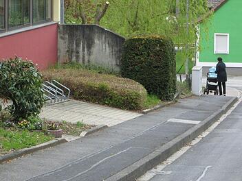 Die Gemeinde Aura möchte das Mittelstück des Bürgersteigs in der Schulstraße sowie die Beleuchtung erneuern. Eine Entscheidung fällt aber erst bei einer Kostenvorlage.  Foto: Winfried Ehling