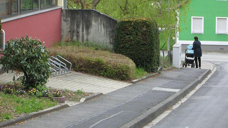 Die Gemeinde Aura möchte das Mittelstück des Bürgersteigs in der Schulstraße sowie die Beleuchtung erneuern. Eine Entscheidung fällt aber erst bei einer Kostenvorlage.  Foto: Winfried Ehling