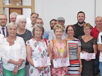 Spenden für schulische, gemeinnützige und soziale Zwecke überreichte der Geschäftsstellenleiter der Sparkasse Hammelburg, Matthias Warmuth (links) an 19 Empfänger. Foto: Winfried Ehling