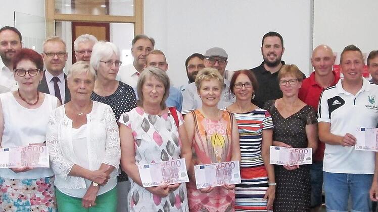Spenden für schulische, gemeinnützige und soziale Zwecke überreichte der Geschäftsstellenleiter der Sparkasse Hammelburg, Matthias Warmuth (links) an 19 Empfänger. Foto: Winfried Ehling
