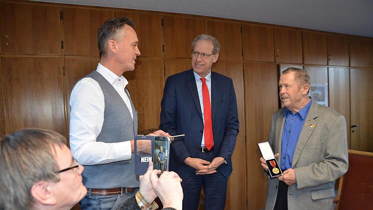 Klaus Neujahr dokumentiert die Übergabe (von links): Torben Lüttschwager, German Hacker, Willi Mehler