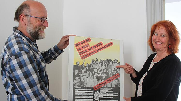 Peter Gack und Gertrud Leumer mit dem BA-Plakat zur Bamberger Oberbürgermeister-Wahl 1982 Foto: Stefan Fößel