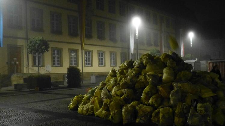 Zu früher Stunde türmten die Aktivisten die Gelben Säcke am Maxplatz auf. J.  Megerle