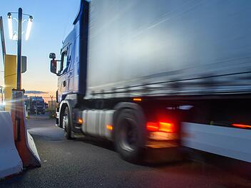 Kontrolle auf Autohöfen Himmelkron/Marktschorgast: Polizei stoppt Weiterfahrt von zwei Lastwagenfahrern Kontrolle auf Autohöfen Himmelkron/Marktschorgast: Polizei stoppt Weiterfahrt von zwei Lastwagenfahrern