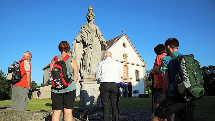 Vor dem Gottesdienst stieg Weihbischof Ulrich Boom mit einer Gruppe von Wallfahrern die 254 Stufen zur Wallfahrtskirche auf dem Maria Ehrenberg hinauf. Foto: Kerstin Schmeißer-Weiß