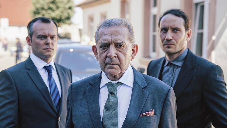 Die Hentschel-Männer lachen nur selten, von links: Sohn Christian (Johannes Allmayer, links), Vater Johannes (André Jung, Mitte) und der jüngere Sohn Lukas (Sebastian Zimmler).