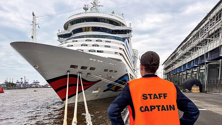 Karibik oder Afrika? - Staff Kapit&auml;nin Kristina Steinle inspiziert die "AIDA sol" im Hamburger Hafen.
