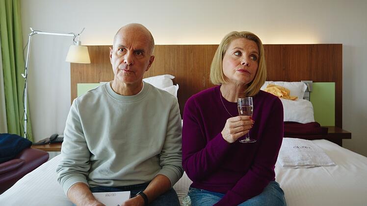 Genervt im gemeinsamen Zimmer: Anne (Annette Frier) und Erik (Christoph Maria Herbst) verschnaufen vom Patchwork-Durcheinander.