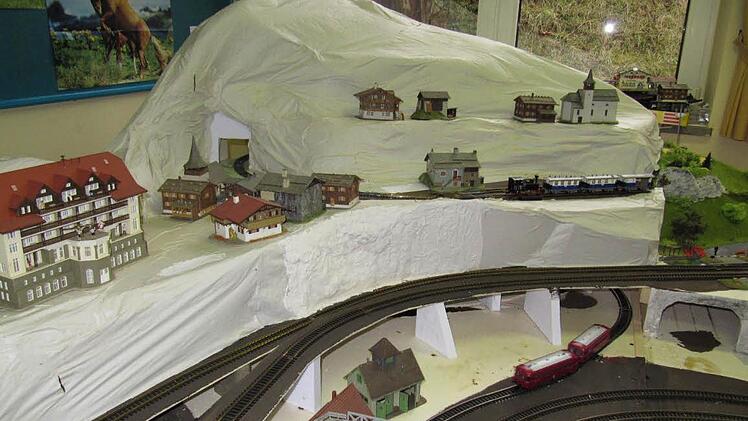 Auf drei Ebenen fährt die HO-Modelleisenbahn auch an der Schwarzwaldklinik (links im Bild) vorbei.