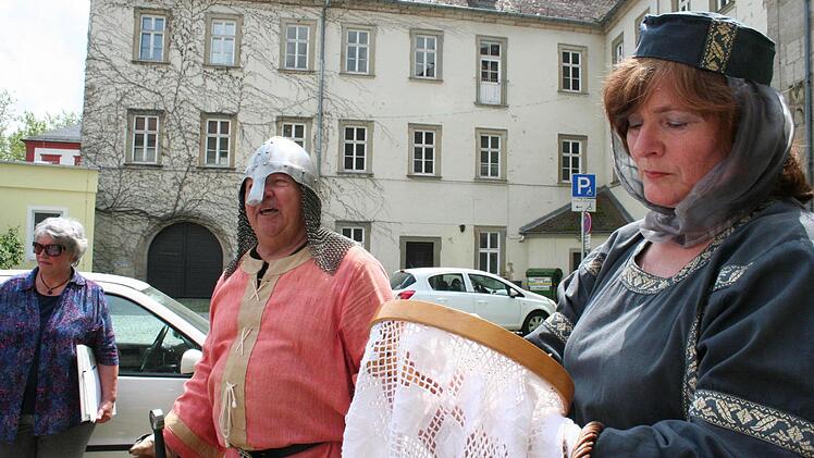 Im Schlosshof ließen sich Graf Hermann von Hohenstete und seine Ehefrau Gertrude sehen.