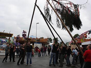 Die Männer von Kellerbergverein und Junger Liste nutzten eine kurze Regenpause für ihre Arbeit. Fotos: Sonja Werner