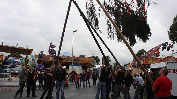 Die Männer von Kellerbergverein und Junger Liste nutzten eine kurze Regenpause für ihre Arbeit. Fotos: Sonja Werner