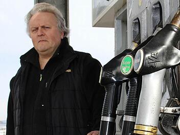Weil ihm die Tankstelle zu viele Sorgen macht, gibt Manfred Schmucker das Geschäft auf. Doch in Kasendorf kann weiter Sprit gezapft werden: Mit der Firma Raimund, die bereits seit einigen Jahren den Kraftstoff liefert, wurde ein Pachtvertrag abgeschlossen. Fotos: Katharina Müller-Sanke