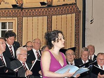Der Landkreismännerchor mit Mezzosopranistin Judith Bergmann als Solistin.  Foto: Peter Klopf