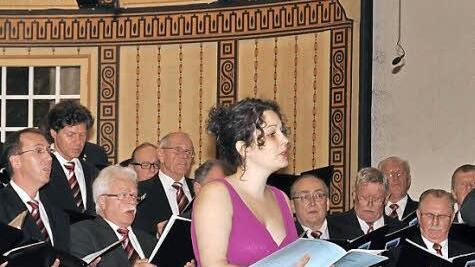 Der Landkreismännerchor mit Mezzosopranistin Judith Bergmann als Solistin.  Foto: Peter Klopf