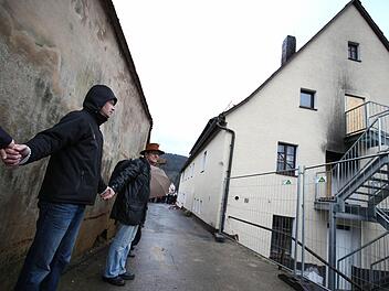 Mit verschiedenen Aktionen wollen Menschen nach den Brandanschlägen von Vorra ein Zeichen gegen Gewalt und Intoleranz setzen. Menschenketten (wie hier am 14.12.14 in Vorra), Demonstrationen oder Benefiz-Konzerte, wie jetzt am Samstag in der Musikzentrale in Nürnberg. Foto: David Ebener/dpa