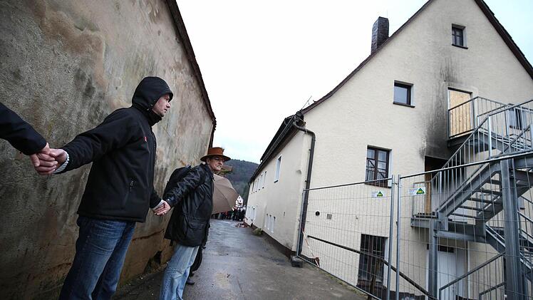Mit verschiedenen Aktionen wollen Menschen nach den Brandanschlägen von Vorra ein Zeichen gegen Gewalt und Intoleranz setzen. Menschenketten (wie hier am 14.12.14 in Vorra), Demonstrationen oder Benefiz-Konzerte, wie jetzt am Samstag in der Musikzentrale in Nürnberg. Foto: David Ebener/dpa