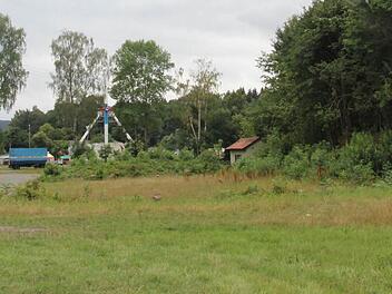 Wo jetzt noch Wiese - und somit bei Bedarf Parkraum ist - soll bald ein neues Autohaus entstehen.