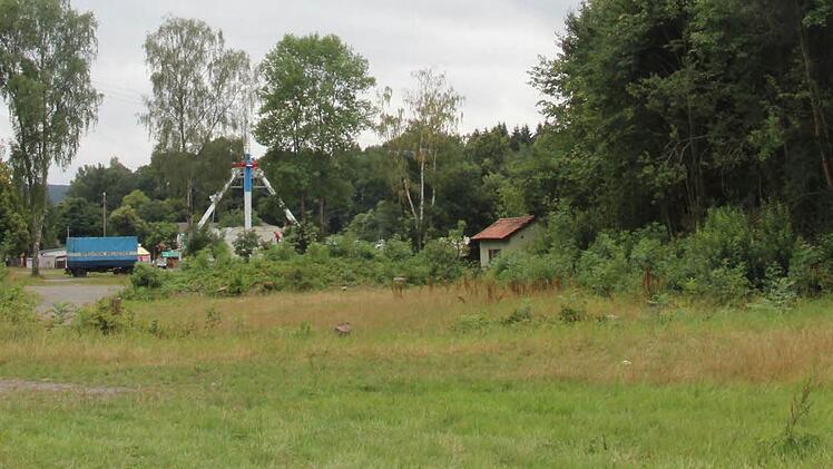 Wo jetzt noch Wiese - und somit bei Bedarf Parkraum ist - soll bald ein neues Autohaus entstehen.