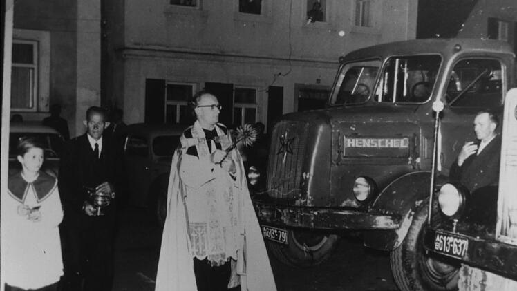 Pfarrer Völker bei einer Fahrzeugsegnung am Plärrer in der Vorstadt, in den 60er-Jahren. Foto: Reinhard Löwisch