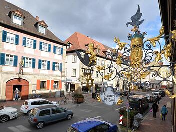 23 Brauereien existierten früher allein in Bambergs Königstraße. Geblieben sind die Brauerei Spezial inklusive des Prachtauslegers (rechts) und die Brauerei Fässla genau gegenüber.  Fotos: Ronald Rinklef