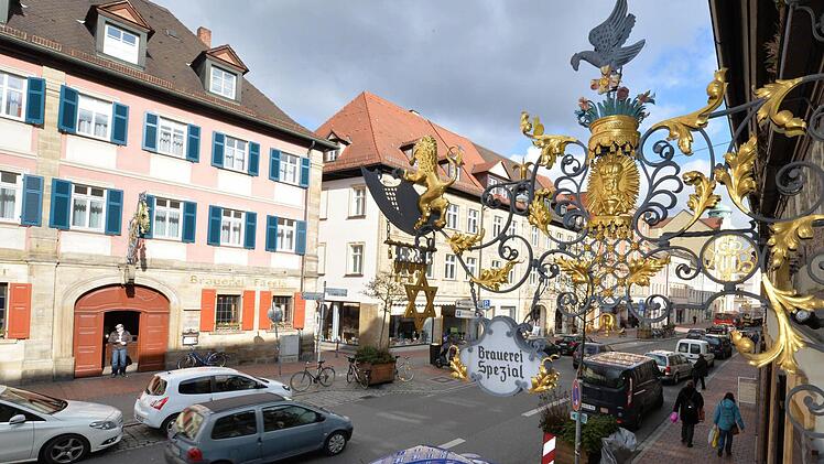 23 Brauereien existierten früher allein in Bambergs Königstraße. Geblieben sind die Brauerei Spezial inklusive des Prachtauslegers (rechts) und die Brauerei Fässla genau gegenüber.  Fotos: Ronald Rinklef