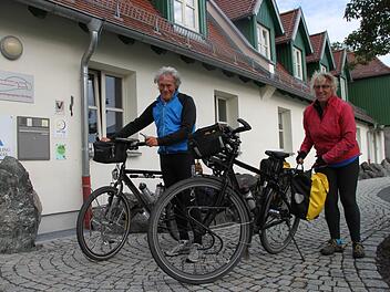 Tonny Luii (rechts) und Rien Jansen, die mit dem Rad von den Niederlanden nach Prag unterwegs sind, machen in Wirsberg Station. Fotos: Alexander Hartmann