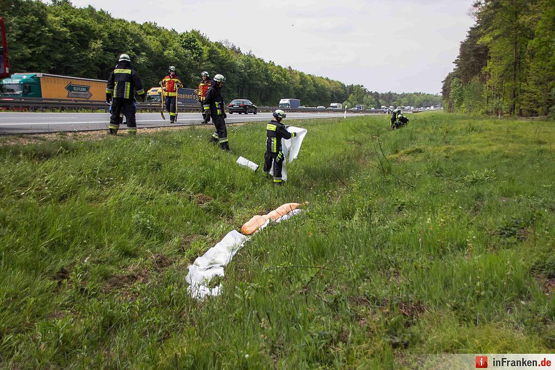 Nürnberg_ Schwerer Lkw-Unfall nach Reifenplatzer