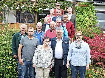 Dieter Friebe mit Gattin Ellen und den Kindern Sandra und Gunter (im Vordergrund) und den Gratulanten von Gemeinde und Vereinen  Foto: dr