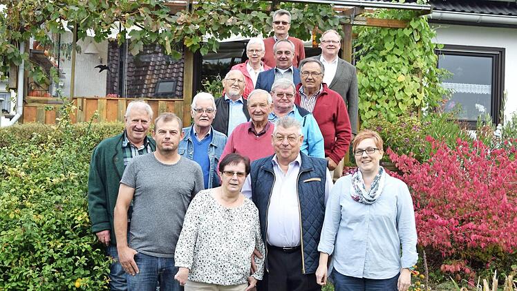 Dieter Friebe mit Gattin Ellen und den Kindern Sandra und Gunter (im Vordergrund) und den Gratulanten von Gemeinde und Vereinen  Foto: dr