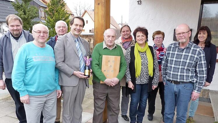 Hans Teichert feierte 85. Geburtstag. Unser Bild zeigt (von links) Andreas Dremer, Bruder Werner Teichert, Klaus Göldel, Bürgermeister Roland Wolfrum, den Jubilar, Sabine Menge, Tochter Angelika Müller, Regina Witzgall, Schwiegersohn Adam Müller und Claudia Schmidt.  Foto: K.-P. Wulf