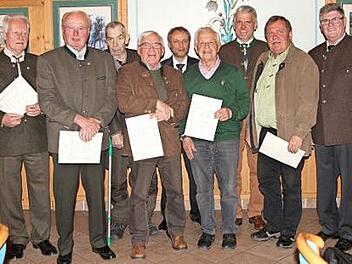 50 beziehungsweise 40 Jahre halten diese Jäger dem Bayerischen Jagdverband in der Kreisgruppe Haßfurt die Treue. Fotos: Günther Geiling