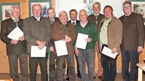 50 beziehungsweise 40 Jahre halten diese Jäger dem Bayerischen Jagdverband in der Kreisgruppe Haßfurt die Treue. Fotos: Günther Geiling
