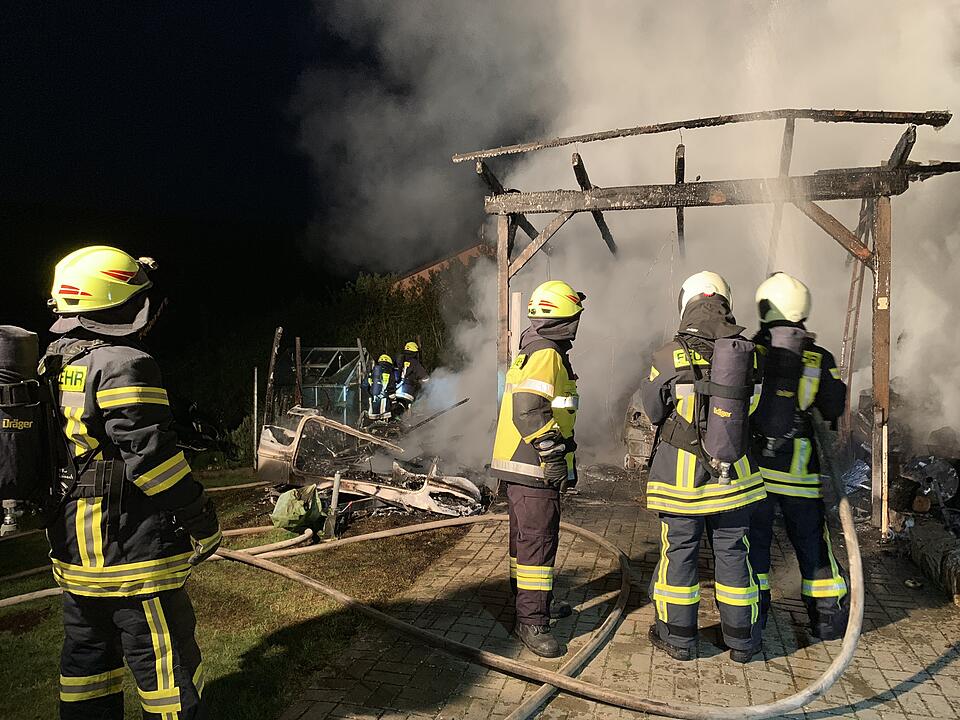 Ein am Samstagmorgen aus bislang unbekannter Ursache ausgebrochener Brand eines Carports in Leinach (Landkreis Würzburg/Unterfranken) griff auf eine benachbarte Hütte über und führte zum vollständigen Ausbrennen eines Peugeots, eines Motorbootes und Wohnwagens.
