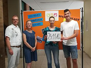 Beeindruckendes Ergebnis beim Spendenlauf: (v.l.) Schulleiter Christian Buchner, Verbindungslehrerin Katrin Deike, stellvertretende Vorsitzende des Tierheims Wannigsm&uuml;hle Christina Wirsching und Sch&uuml;lersprecher Leo Brand.Carolin Becker