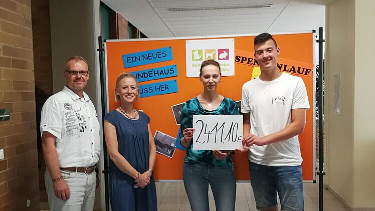 Beeindruckendes Ergebnis beim Spendenlauf: (v.l.) Schulleiter Christian Buchner, Verbindungslehrerin Katrin Deike, stellvertretende Vorsitzende des Tierheims Wannigsm&uuml;hle Christina Wirsching und Sch&uuml;lersprecher Leo Brand.Carolin Becker