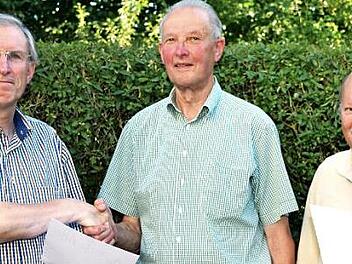 Manfred Hildebrandt (Mitte) und Axel Wittmann (r.) wurden von Vorsitzendem Müller geehrt. Foto: Dieter Radziej