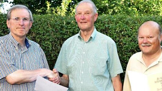 Manfred Hildebrandt (Mitte) und Axel Wittmann (r.) wurden von Vorsitzendem Müller geehrt. Foto: Dieter Radziej